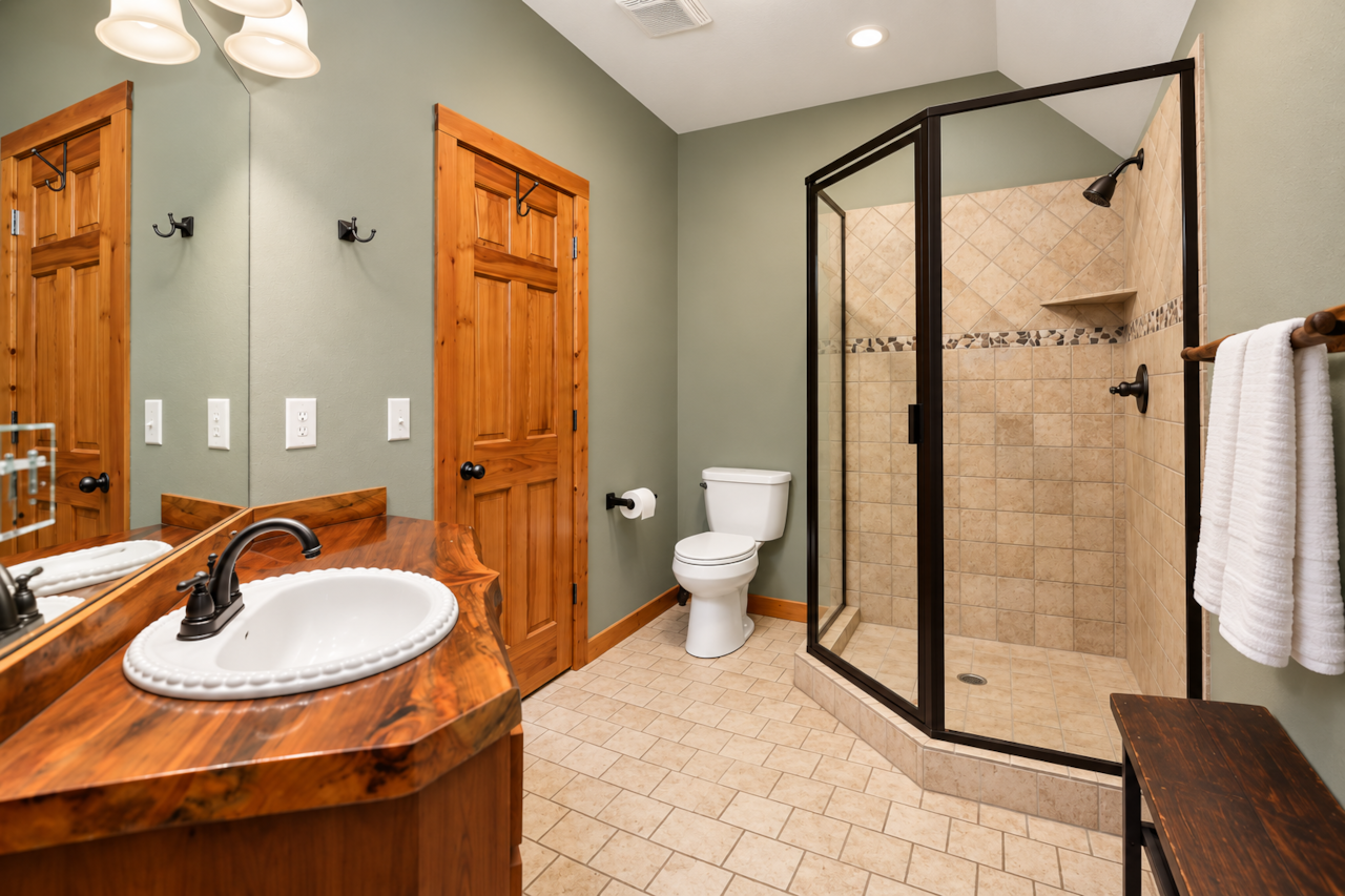 Primary Bathroom En-suite
