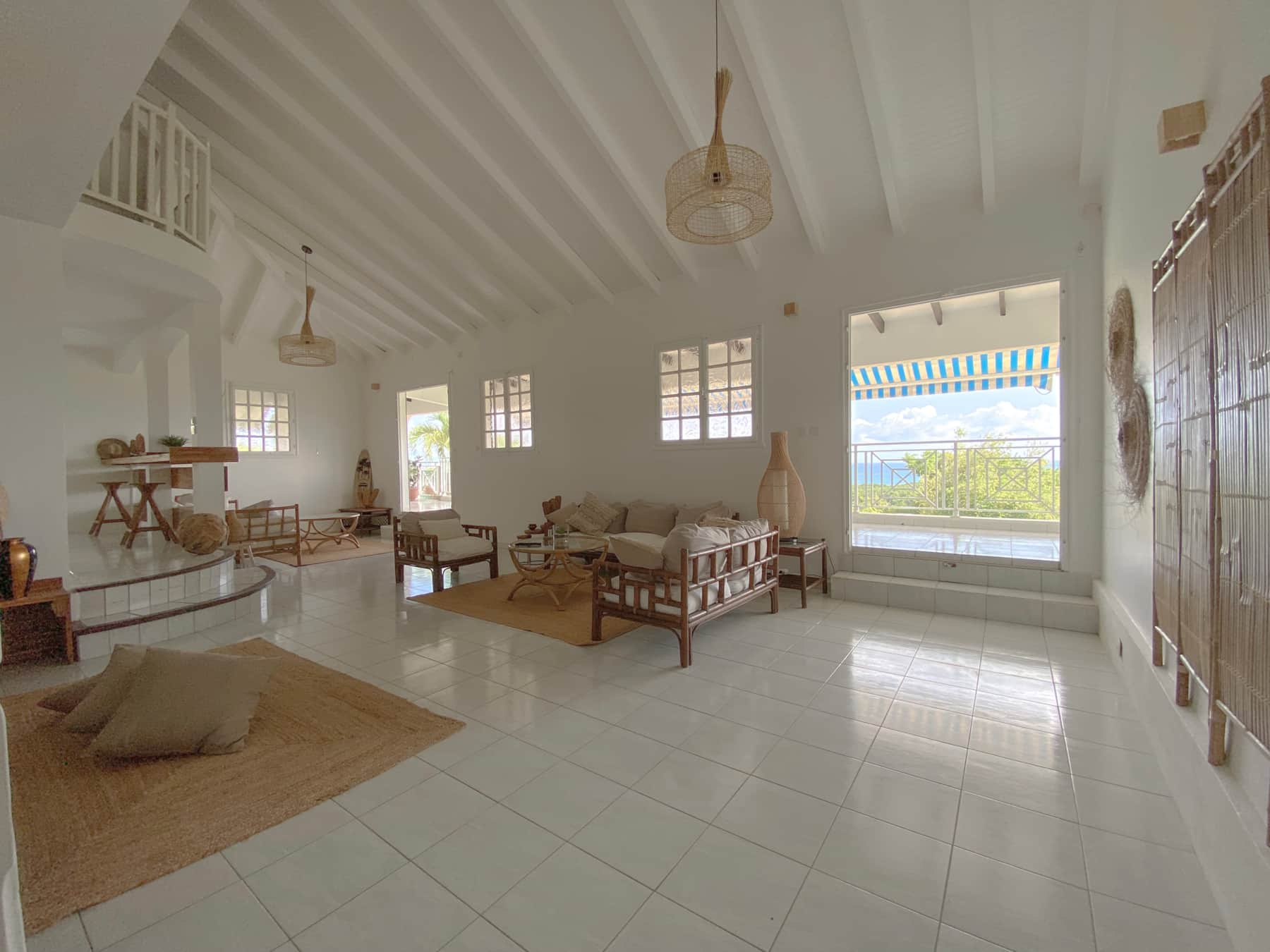 Le grand espace de vie lumineux de Villa Caméo
