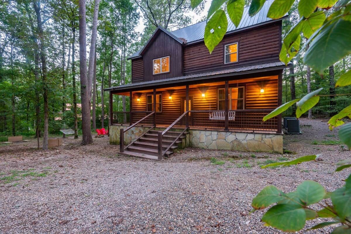 This cabin has Plenty of parking with a circular pull through driveway  for boat/trailer's