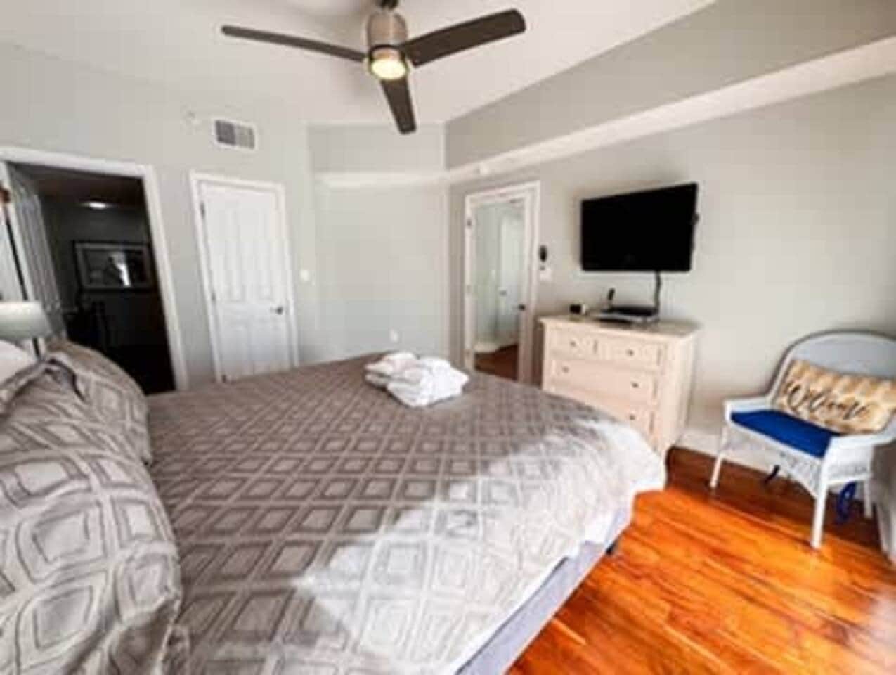 Master bedroom - King bed