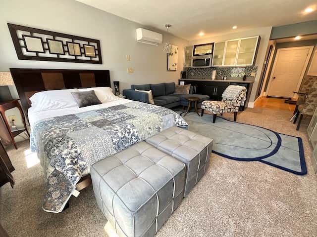 Bright studio in the Village of Tannersville, just steps from restaurants and cafés