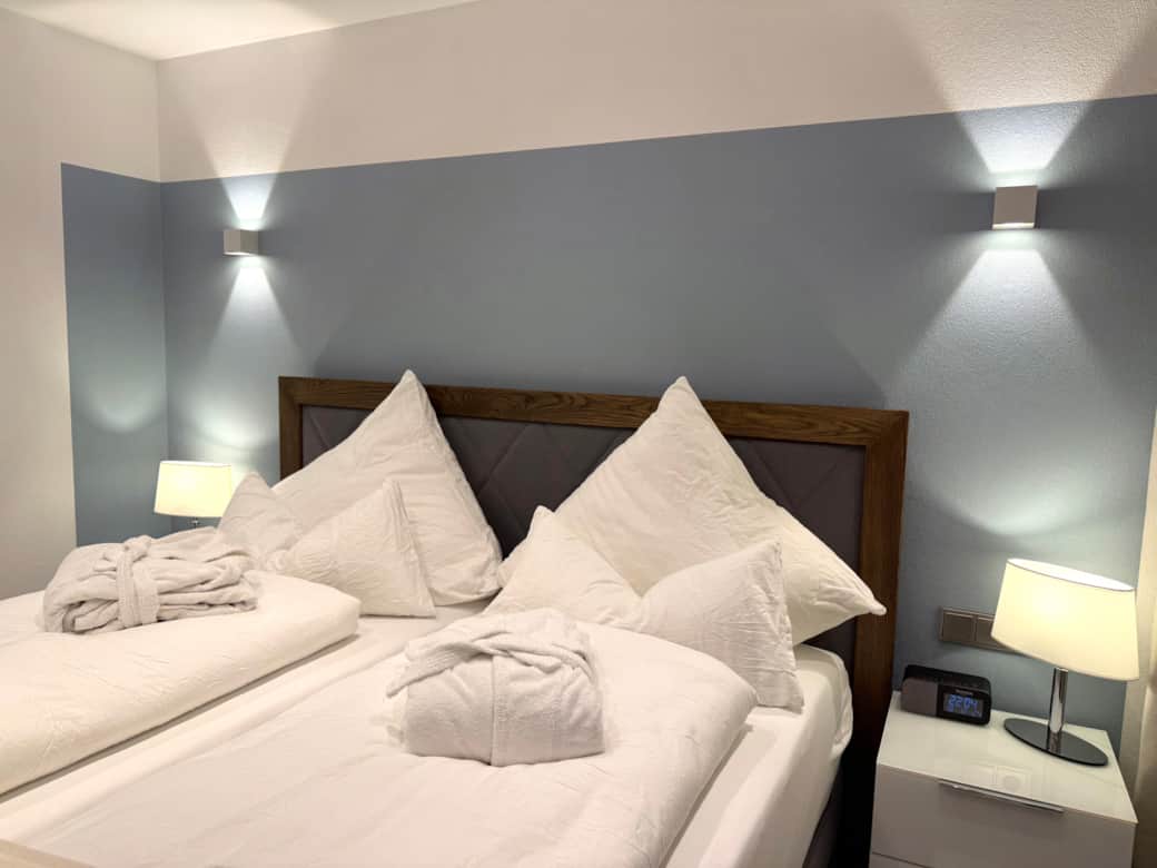 Harzfewo Köhnke 3, Boxspringbett, Bettwäsche, Bademäntel Harzfewo Köhnke 3, Boxspringbett, Bettwäsche, Bademäntel