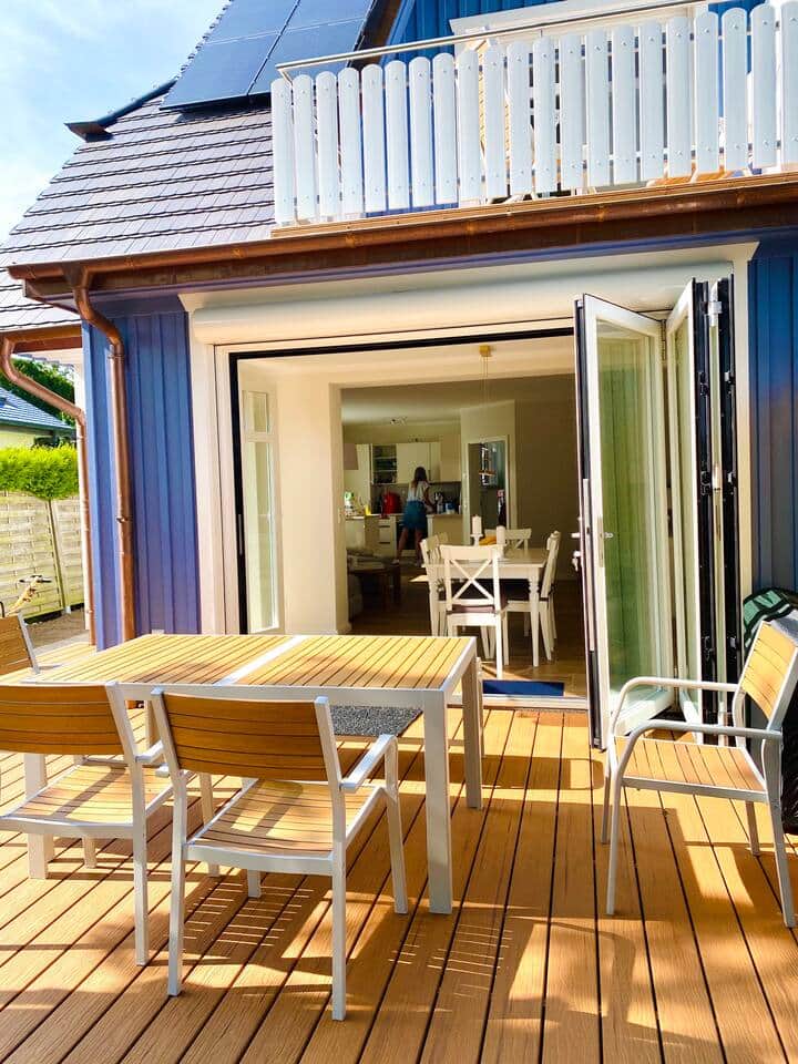 Blick von der Terrasse ins Haus