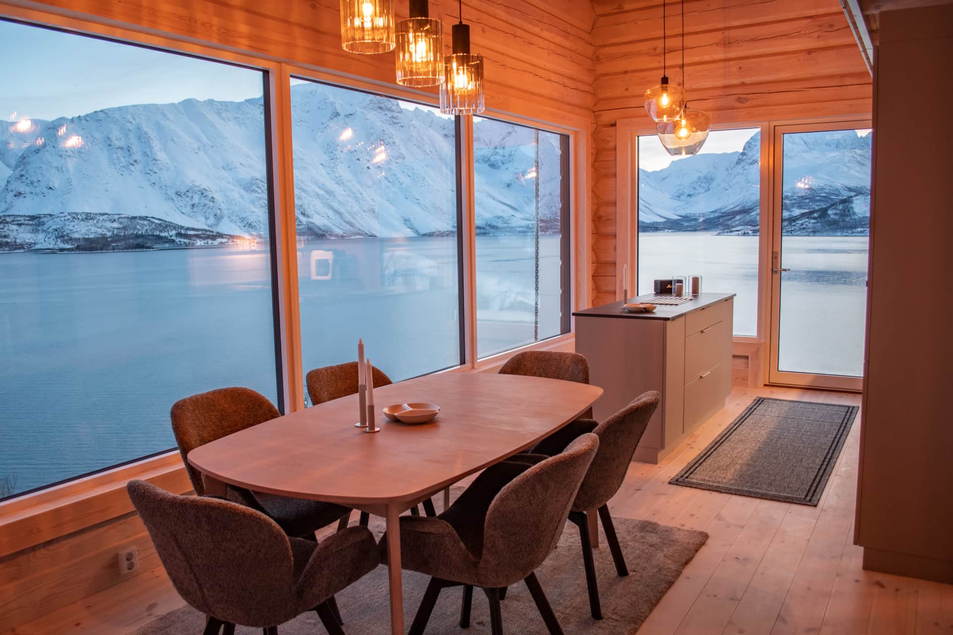 Panorama-Fenster mit Blick auf den norwegischen Fjord – stilvolle Küche und Essplatz