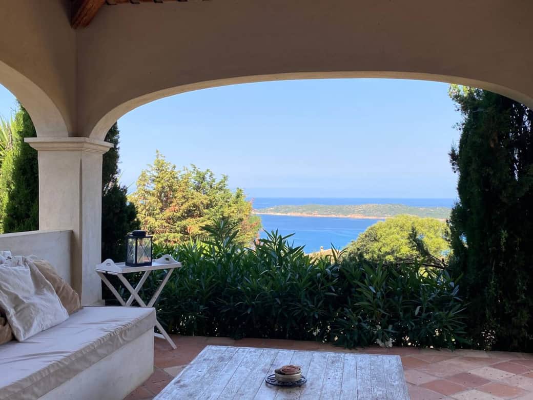 Patio salon d'été sur mer