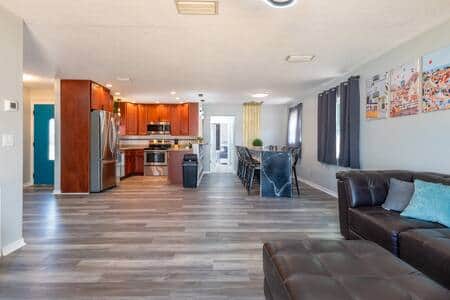 The open layout allows space for large groups! Everybody can stay connected from every corner!