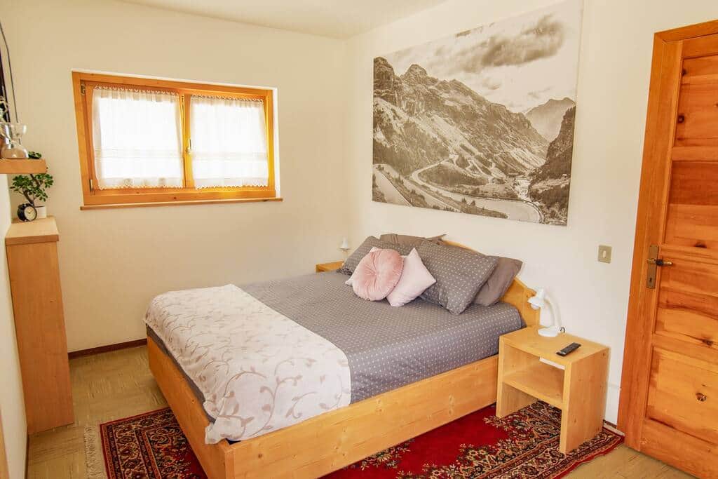 Letto matrimoniale con quadro raffigurante la famosa salita del Passo dello Stelvio Letto matrimoniale con quadro raffigurante la famosa salita del Passo dello Stelvio