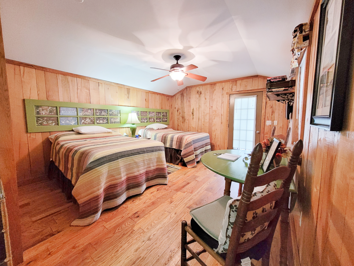 The Doghouse Pet Friendly Cabin w/ View on a 50 Acre Farm Bungalow