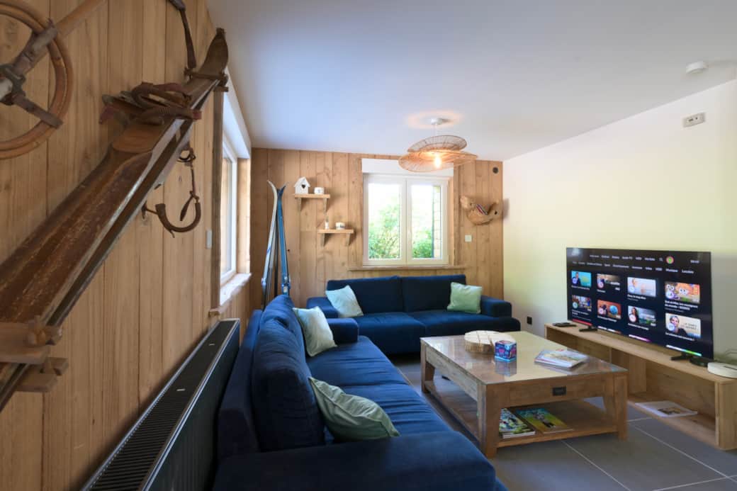 Coin salon cosy autour du poêle à bois, et tc connectée parfait pour les soirées cocooning. Coin salon cosy autour du poêle à bois, et tc connectée parfait pour les soirées cocooning.