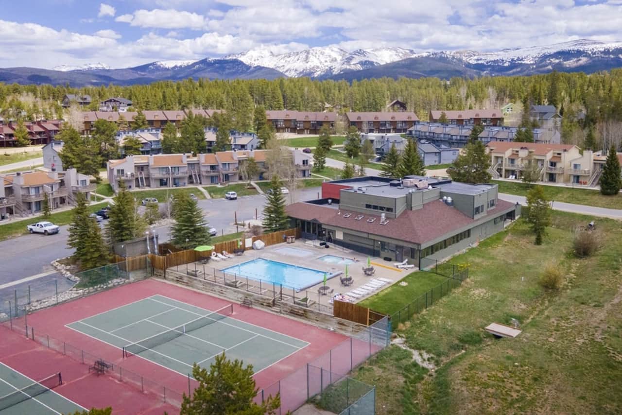 Guests have complimentary access to Club Meadow Ridge — featuring tennis, pickleball, and basketball courts, plus a heated pool and two hot tubs with mountain views.