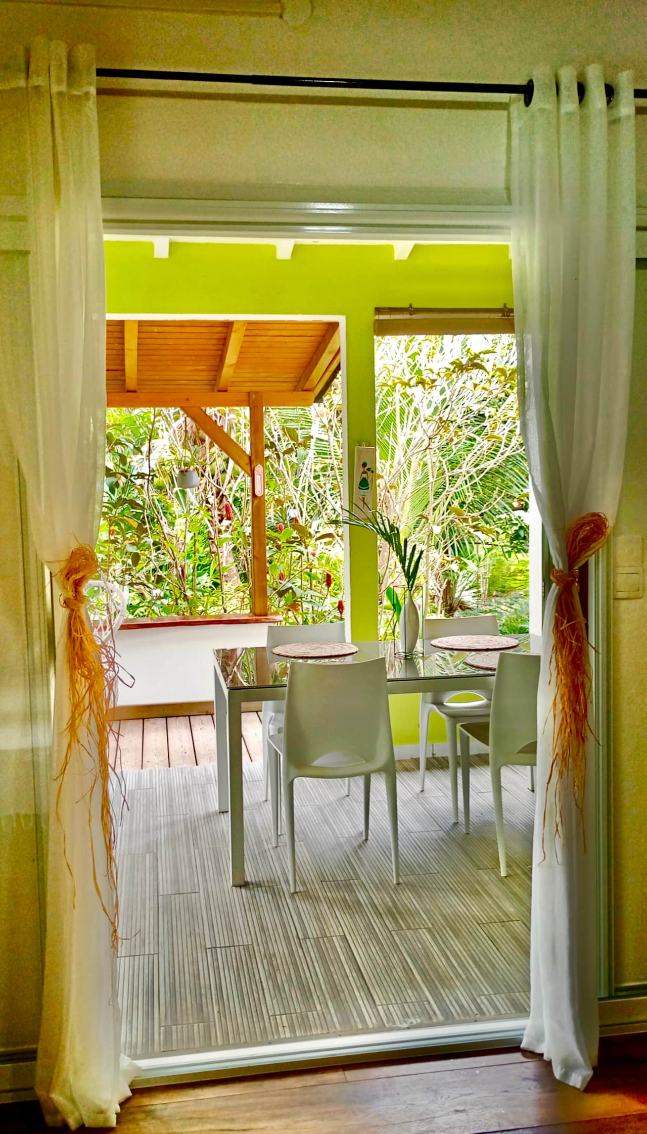 La terrasse et la cuisine du gîte Fleur de Canne