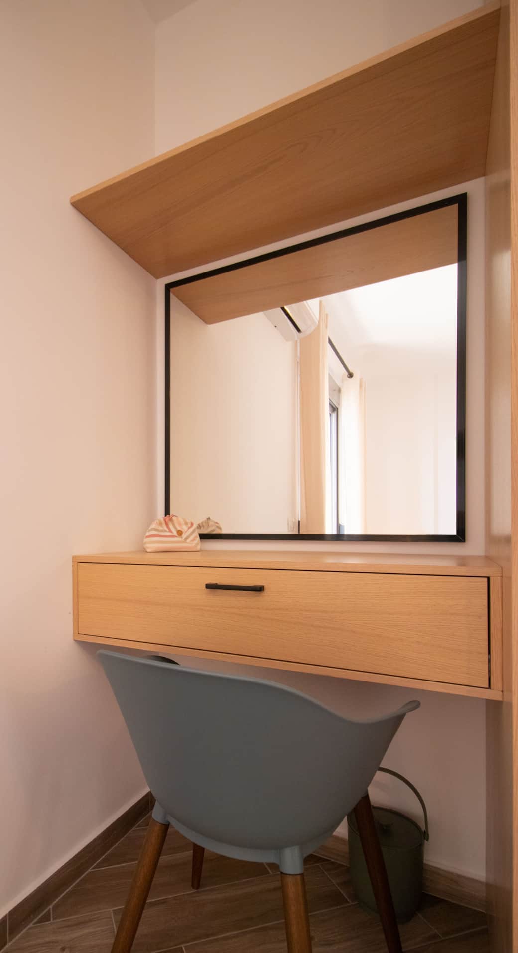 Dressing table and mirror Master