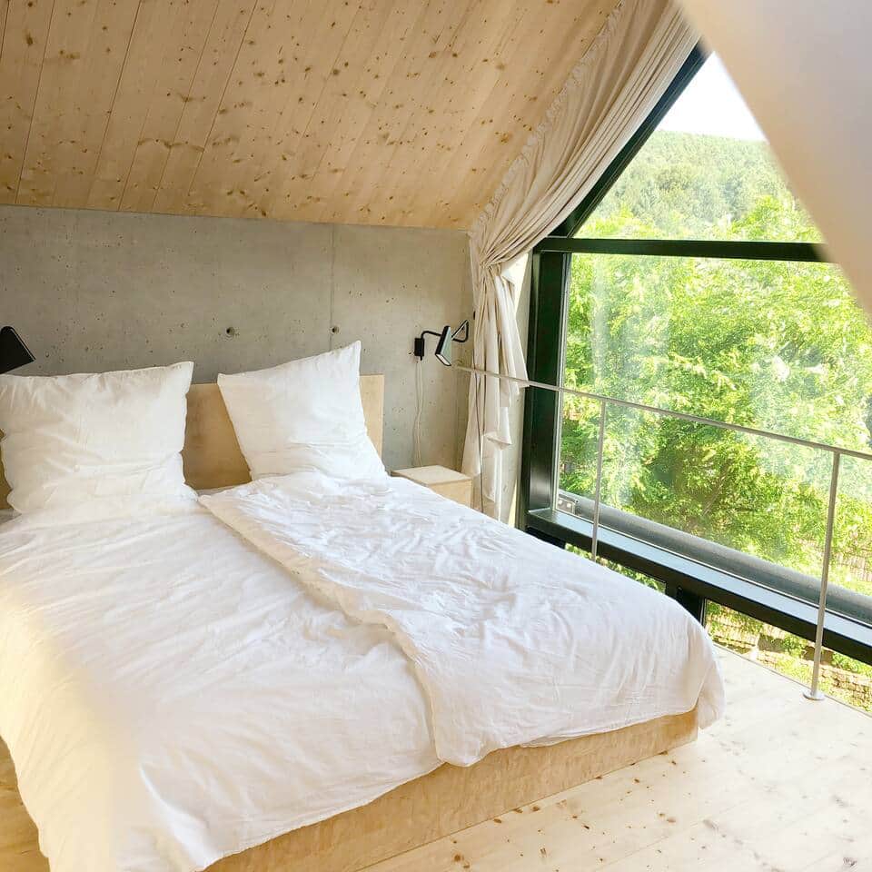 Schlafgalerie mit Panorama-Blick über den Garten und das Tal.