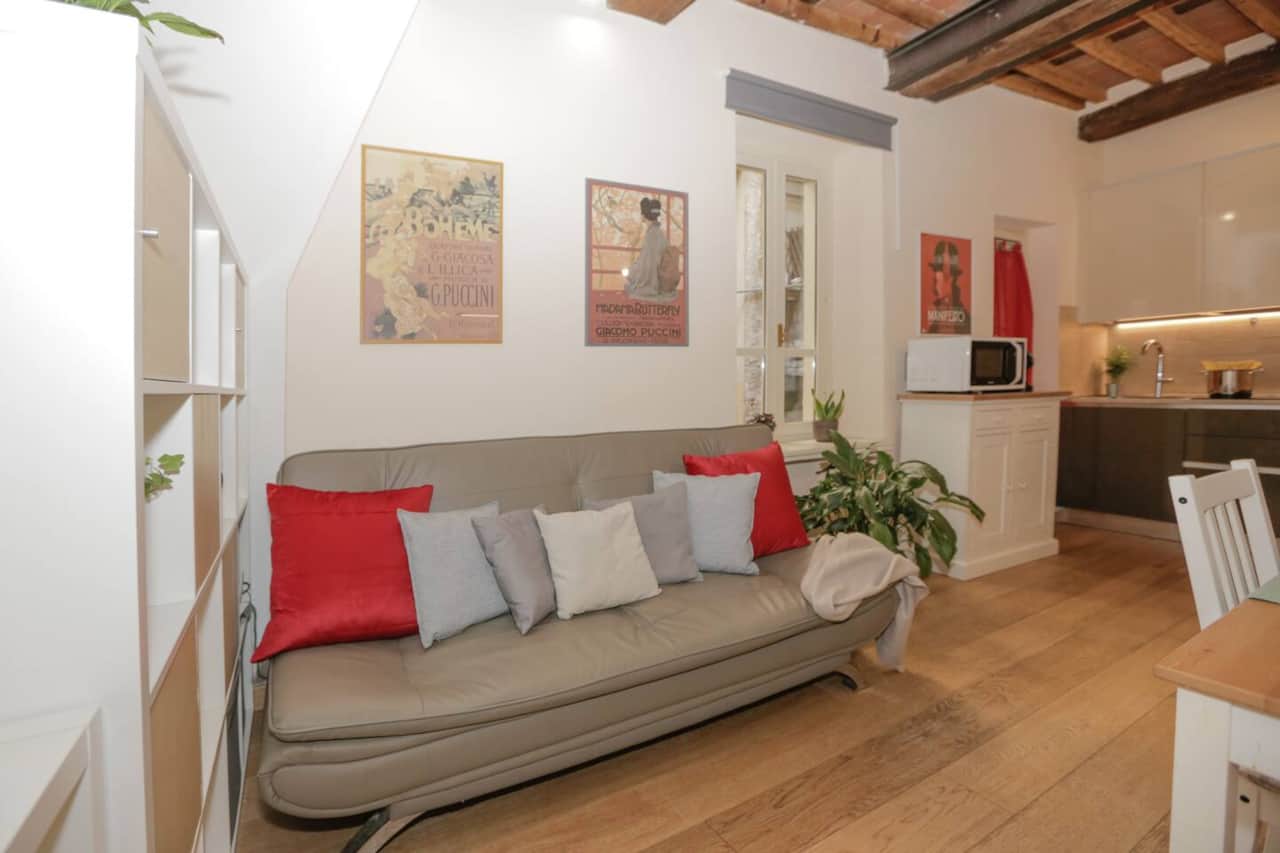 Comodo divano letto nel salotto, perfetto per ospitare fino a due persone. Offre un riposo confortevole senza rinunciare allo stile e alla funzionalità dello spazio living. Ideale per famiglie o gruppi di amici.