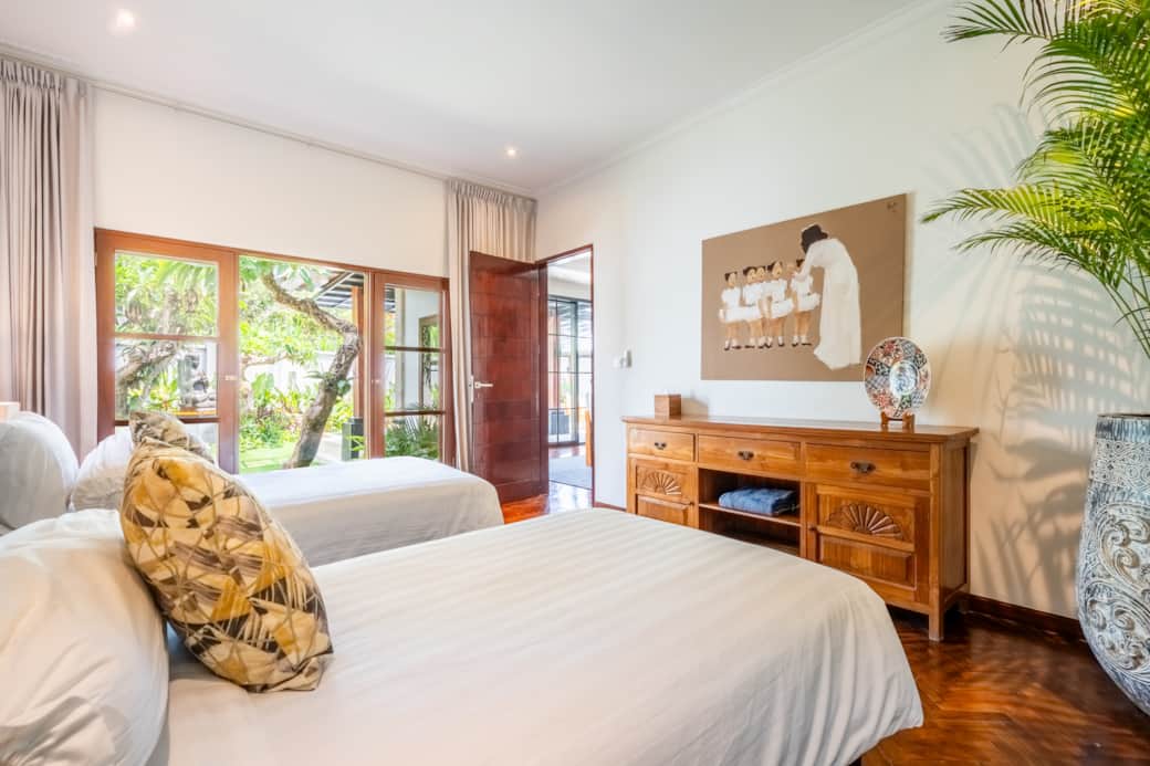 Bedroom with 2 single beds