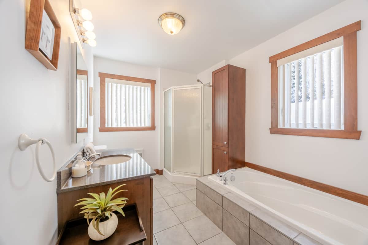Grande salle de bain #1 complète avec bain et douche séparés