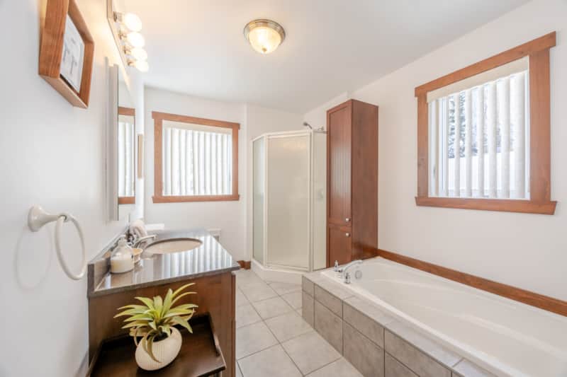 Grande salle de bain #1 complète avec bain et douche séparés