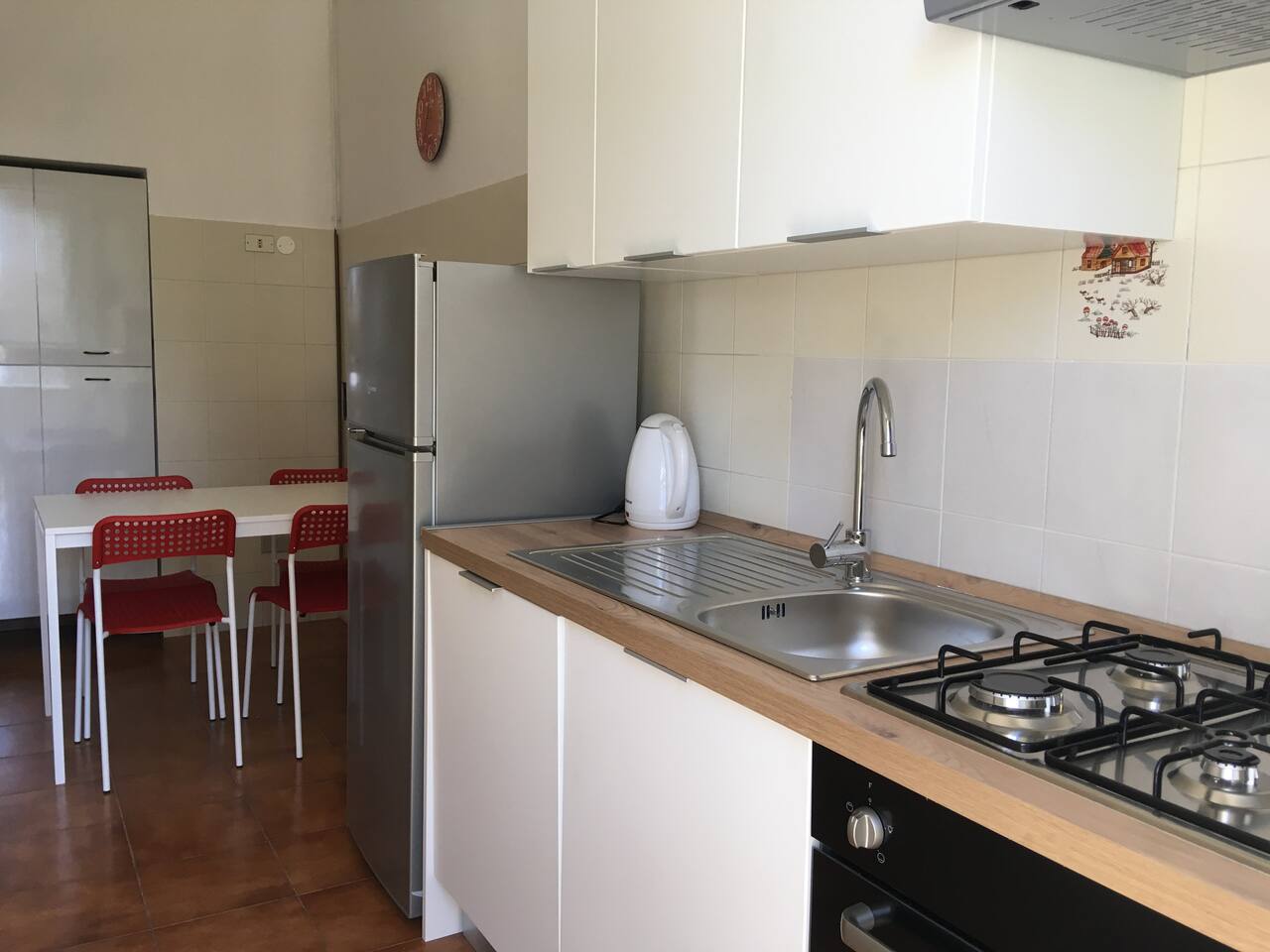 Cucina completa con tavolo da pranzo