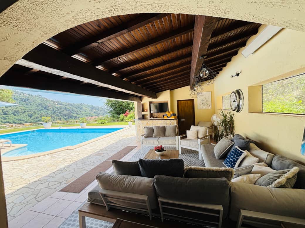 Outdoor Living Room & Bar