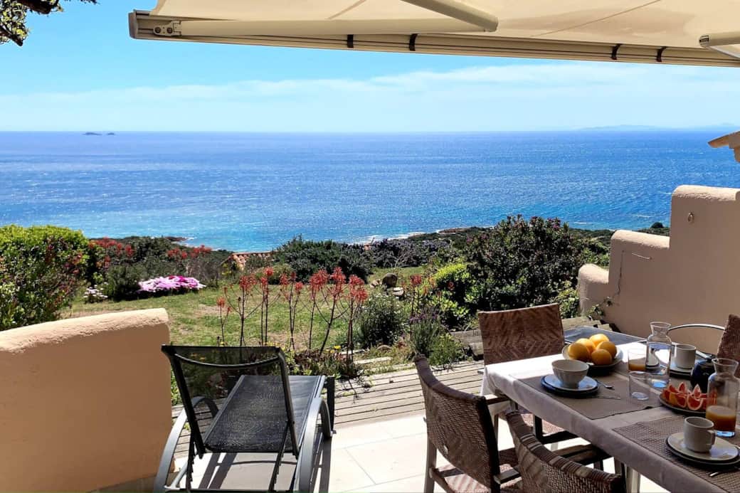 La terrasse côté mer.