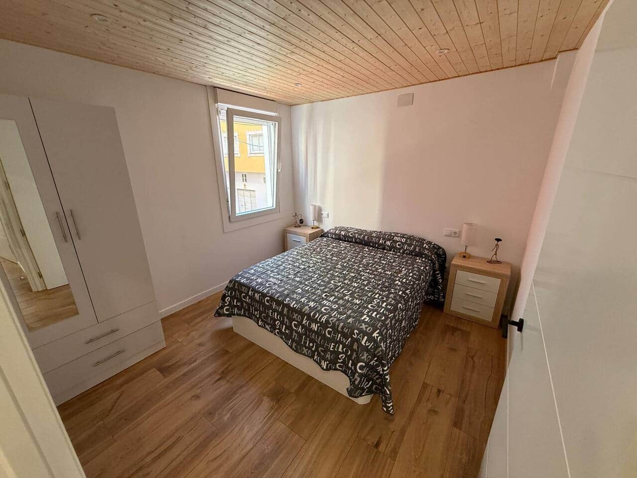 Dormitorio con cama doble y armario empotrado