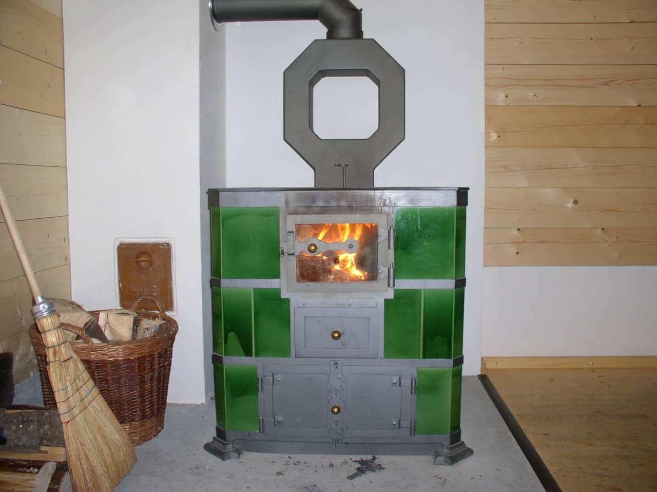Holzofen und Kochstelle