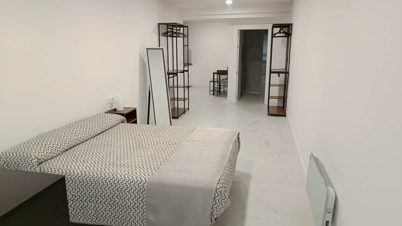 Dormitorio con vestidor y acceso a baño