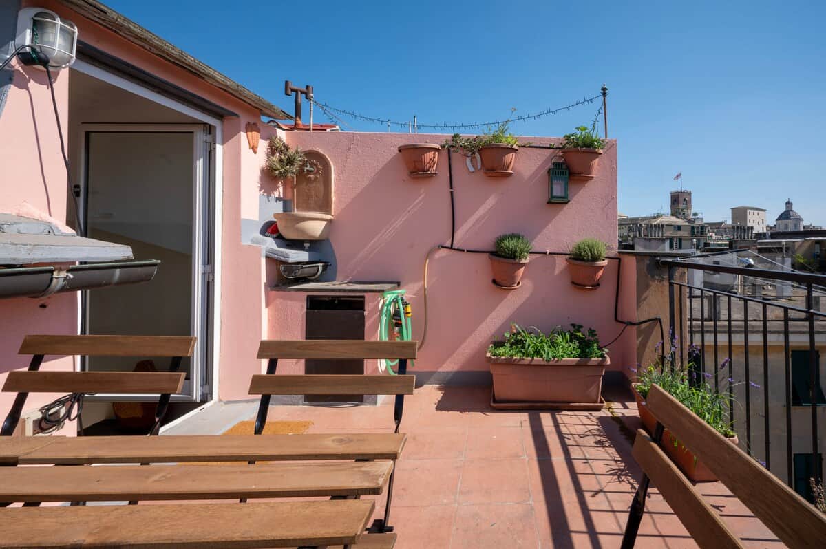 Il nostro terrazzo è il posto ideale per respirare l'atmosfera storica di Genova, dove ogni angolo racconta una storia!