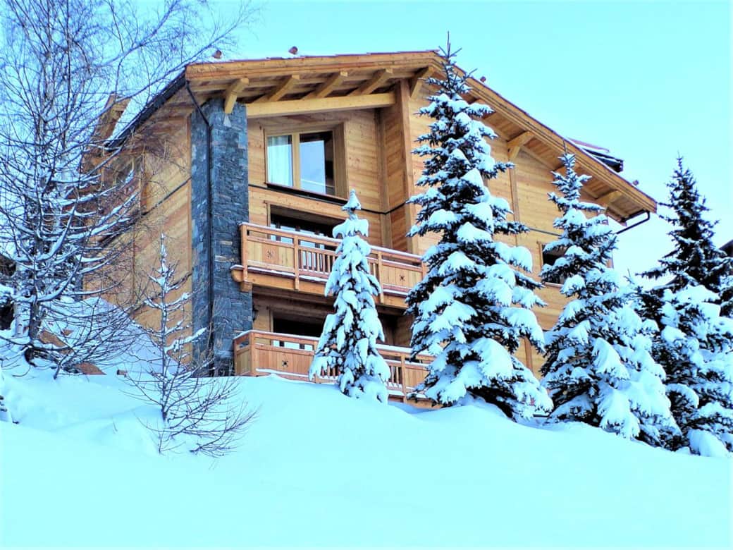Façade ouest du chalet face aux pistes de ski et à la montagne
Façade ouest du chalet face aux pistes de ski et à la montagne