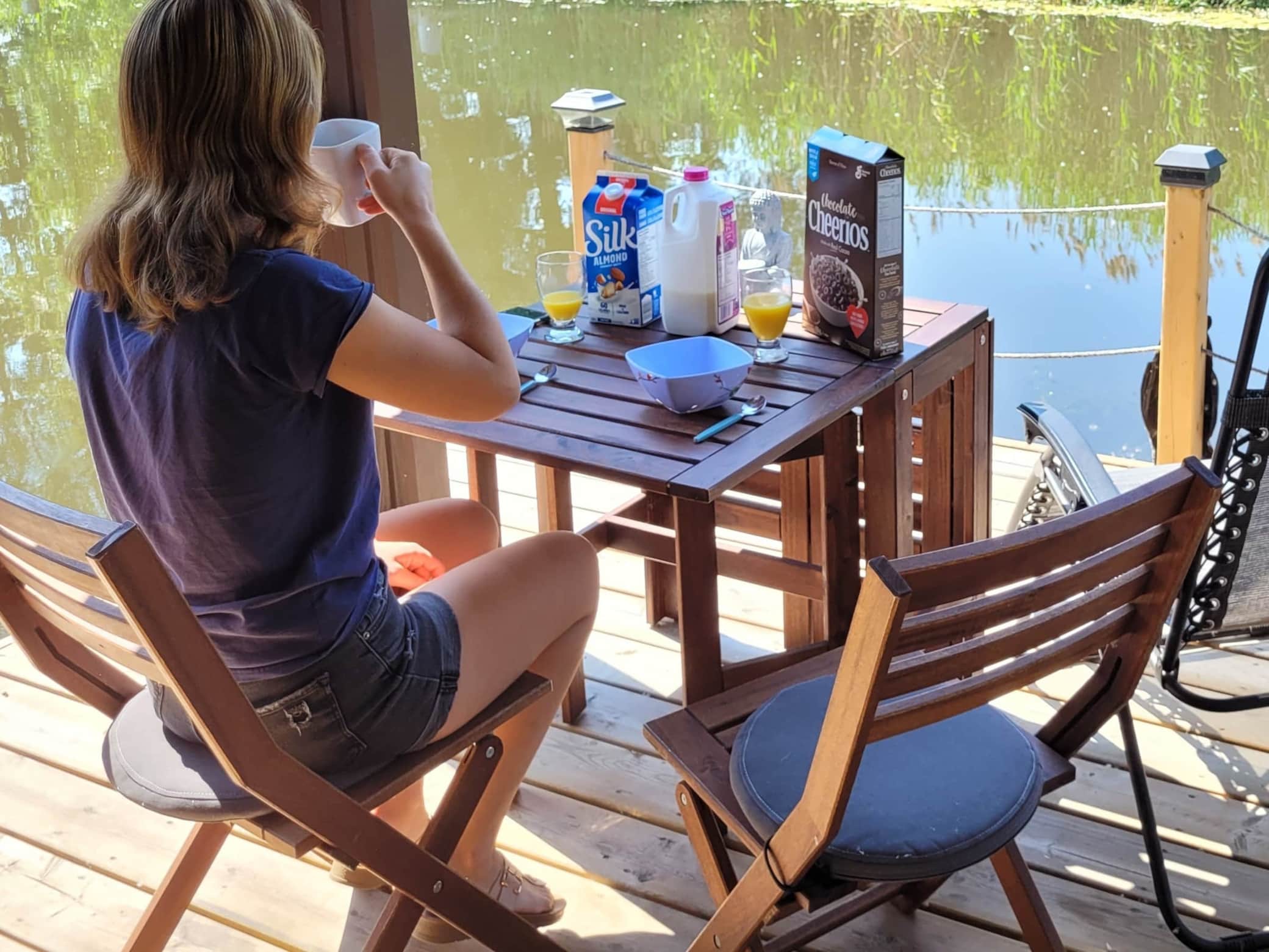 Repas avec vue sur le canal et la foret