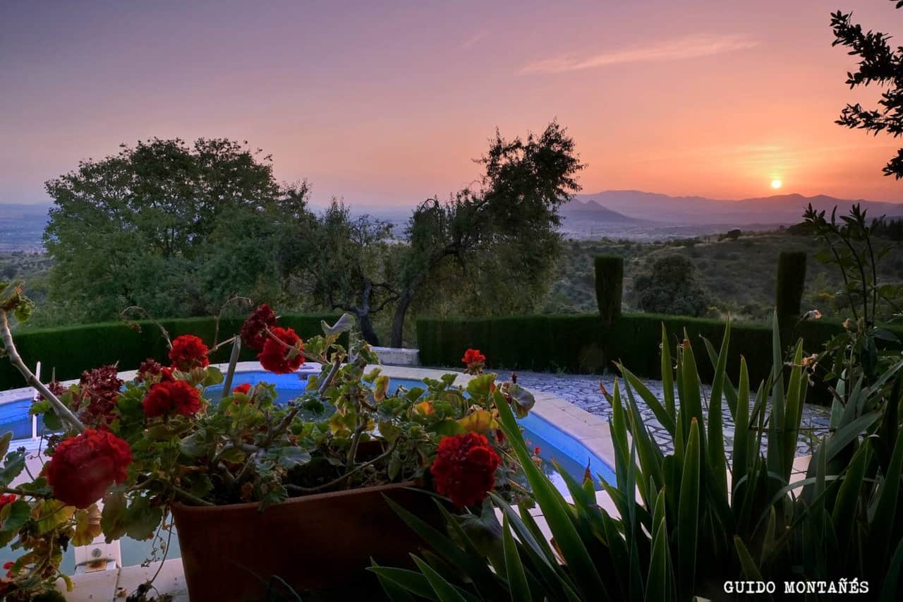 Atardecer en verano, con vistas a la piscina