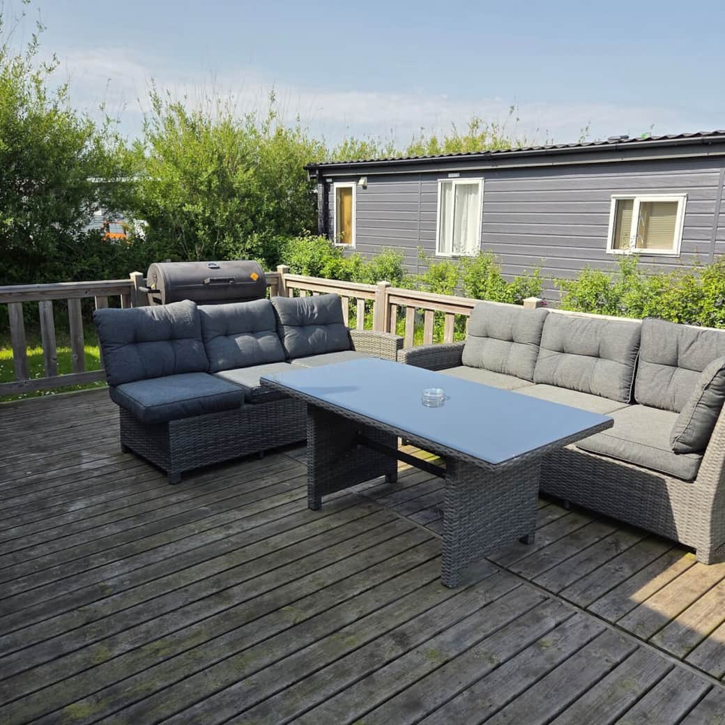 Die moderne Outdoor-Lounge mit Grill lädt zum Entspannen, Essen im Freien und gemütlichen Abenden unter freiem Himmel ein.