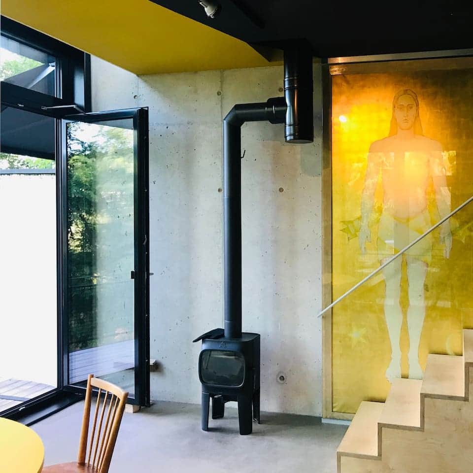 Sichtbeton, schwarzer Stahl und Blattgold im Essbereich des östlichen Apartments.