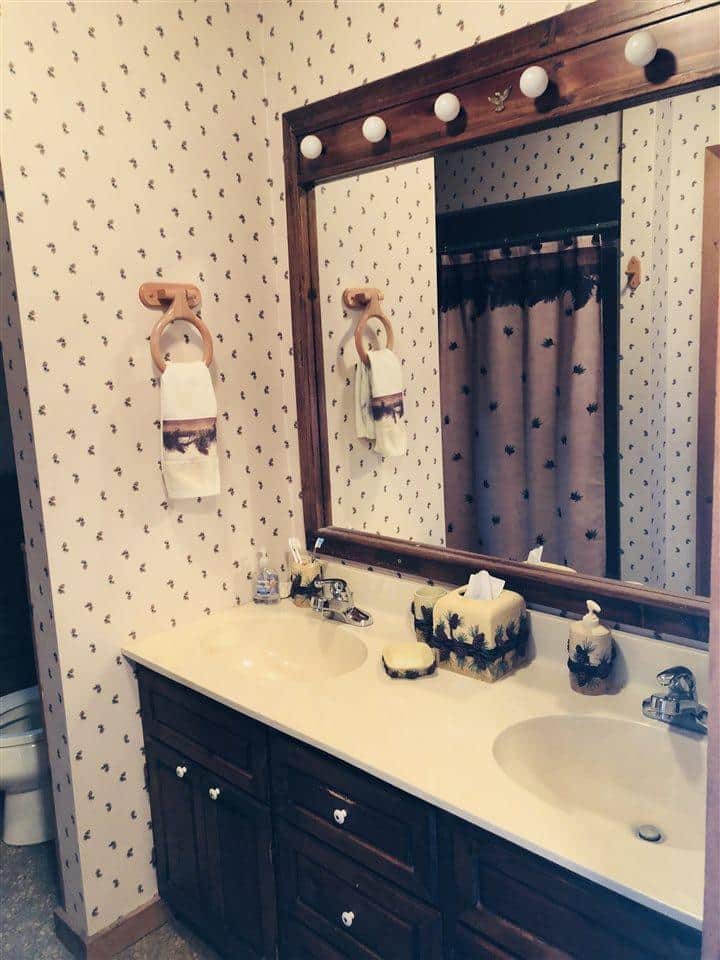 SMITH CABIN MAIN LEVEL BATH SMITH CABIN MAIN LEVEL BATH
