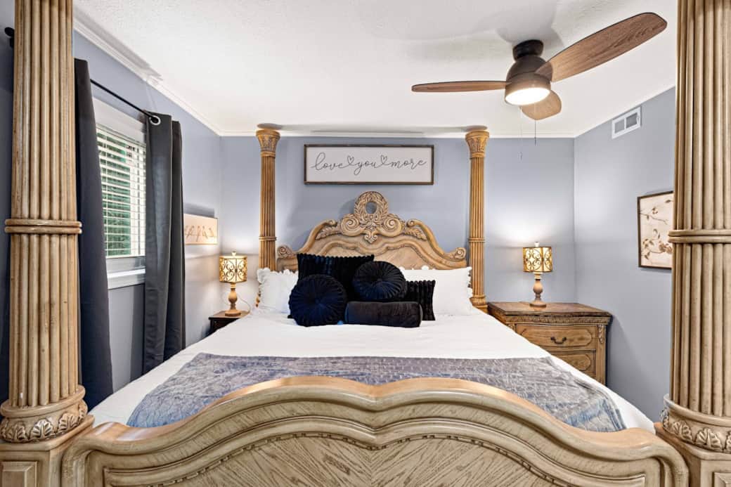 King size four post bed! King size four post bed!