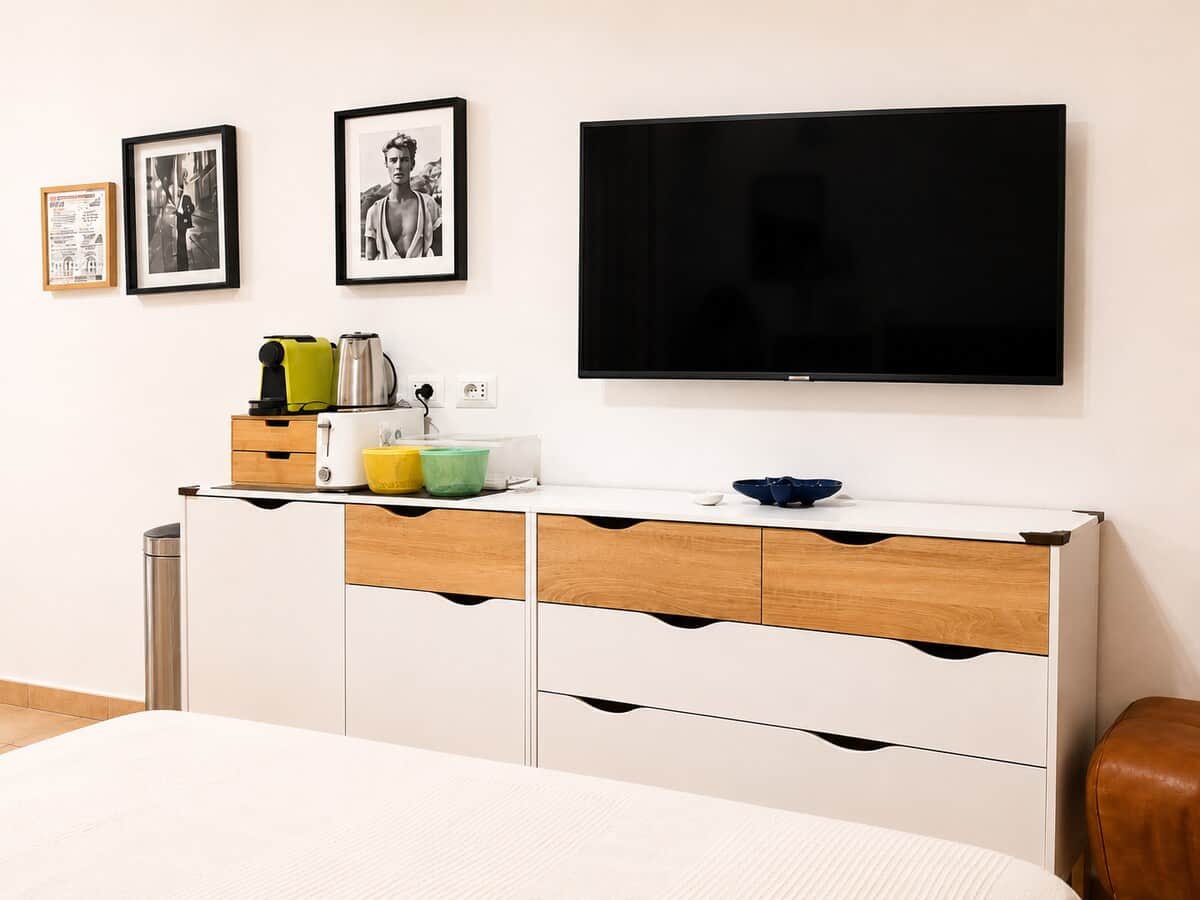 Enjoy movies, streaming and your favourite shows on the Smart TV.