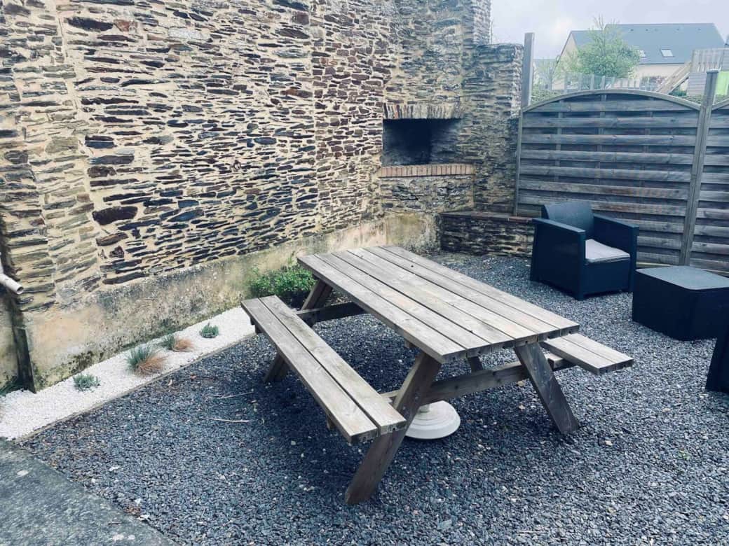 Cour extérieure avec barbecue intégré dans le mur 