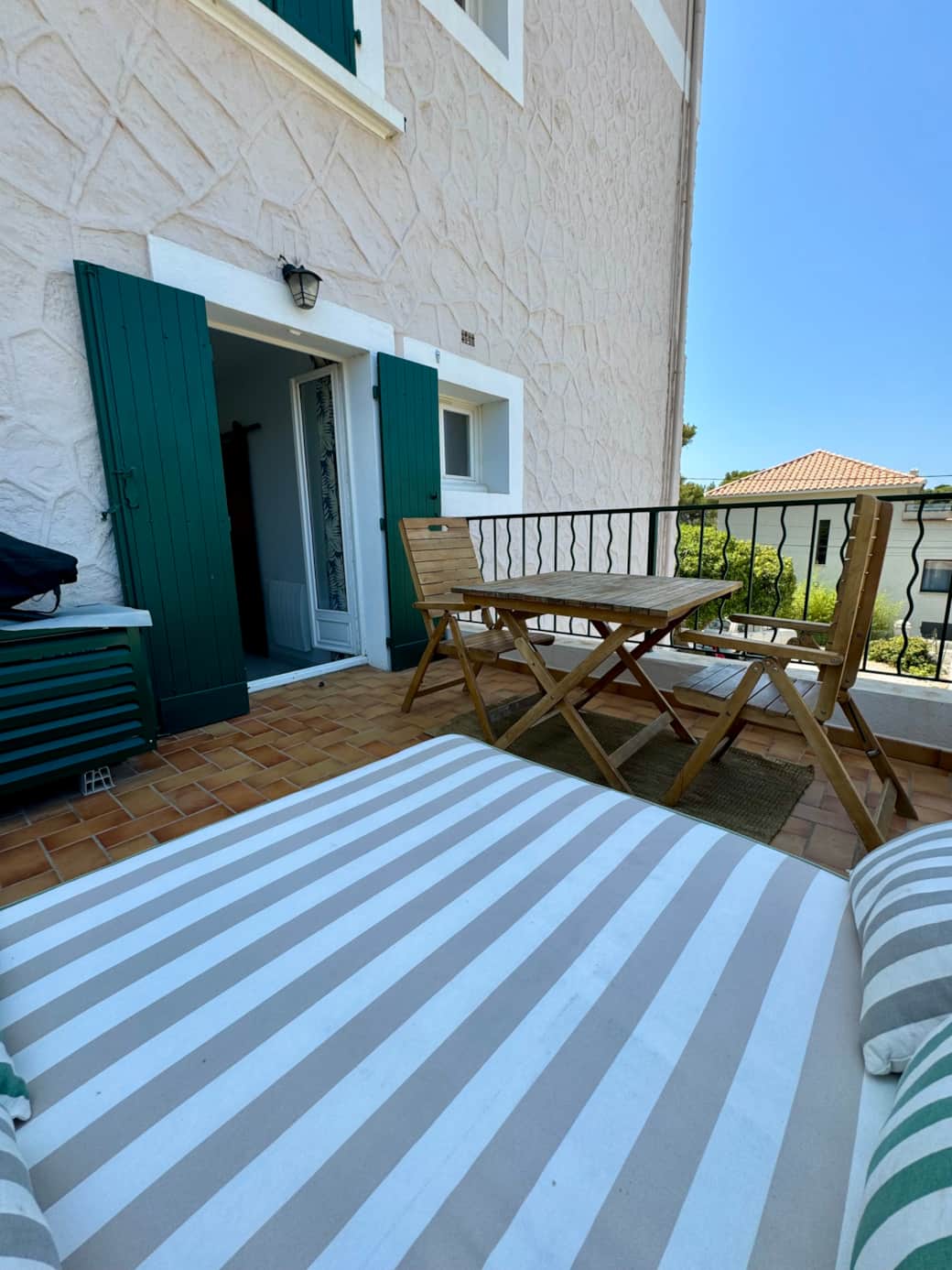 Coin table terrasse vue mer