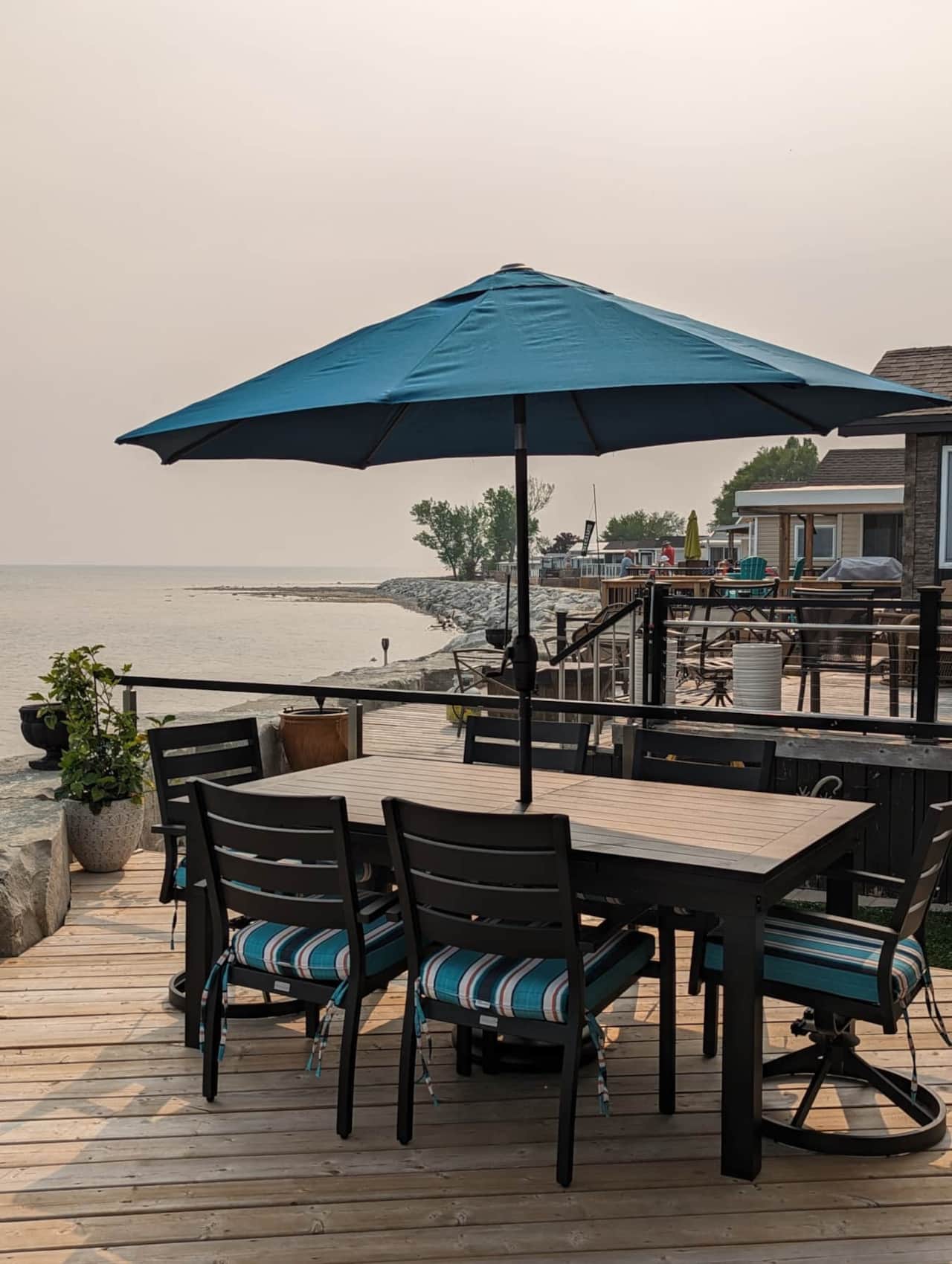 Waterfront outdoor dining