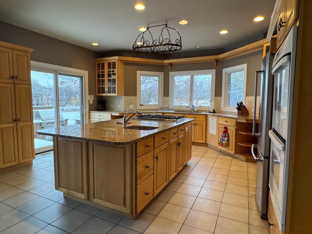 Large kitchen for cooking and entertaining Large kitchen for cooking and entertaining