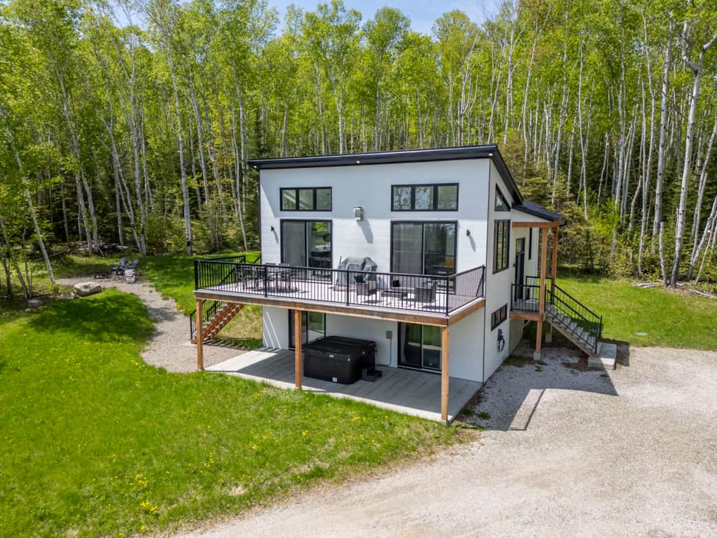 La façade du chalet, été
