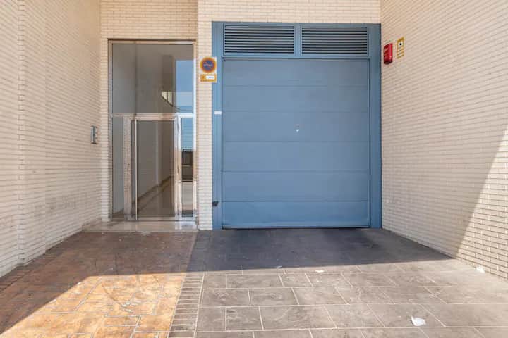 Vistas puertas entrada apartamento y parking