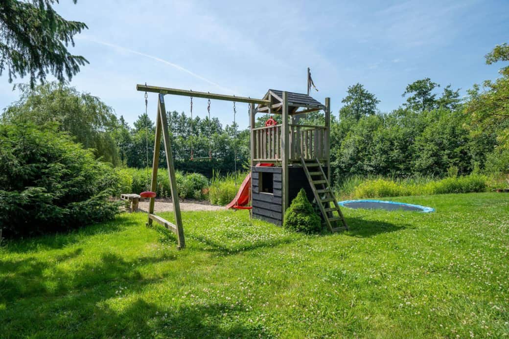 Een speeltoestel en trampoline aan het water, let op spelen op eigen risico en onder toezicht als een kind geen zwemdiploma heeft. Een speeltoestel en trampoline aan het water, let op spelen op eigen risico en onder toezicht als een kind geen zwemdiploma heeft.