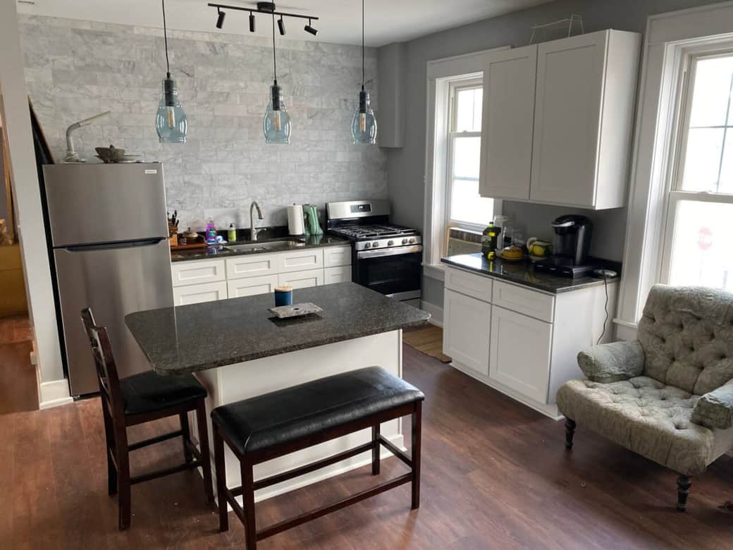 Relaxing and clean open layout.

~Two other Suites in this Building~
~Click My Profile to check availability~