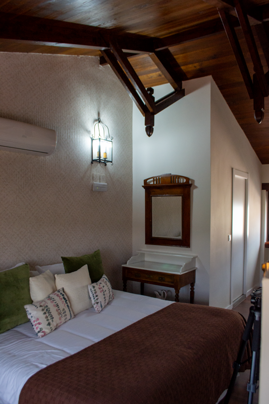 vista del comodin de la habiatcion  de la casa las Parras