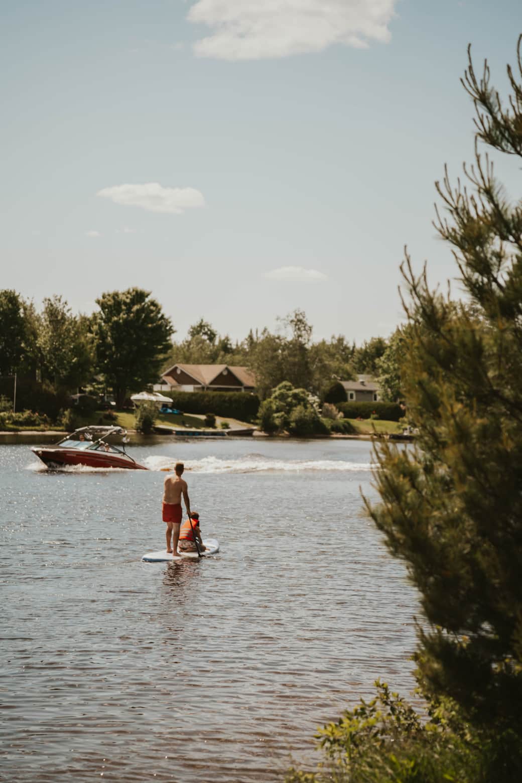Mettez votre paddle à l’eau ou utilisez nos kayaks