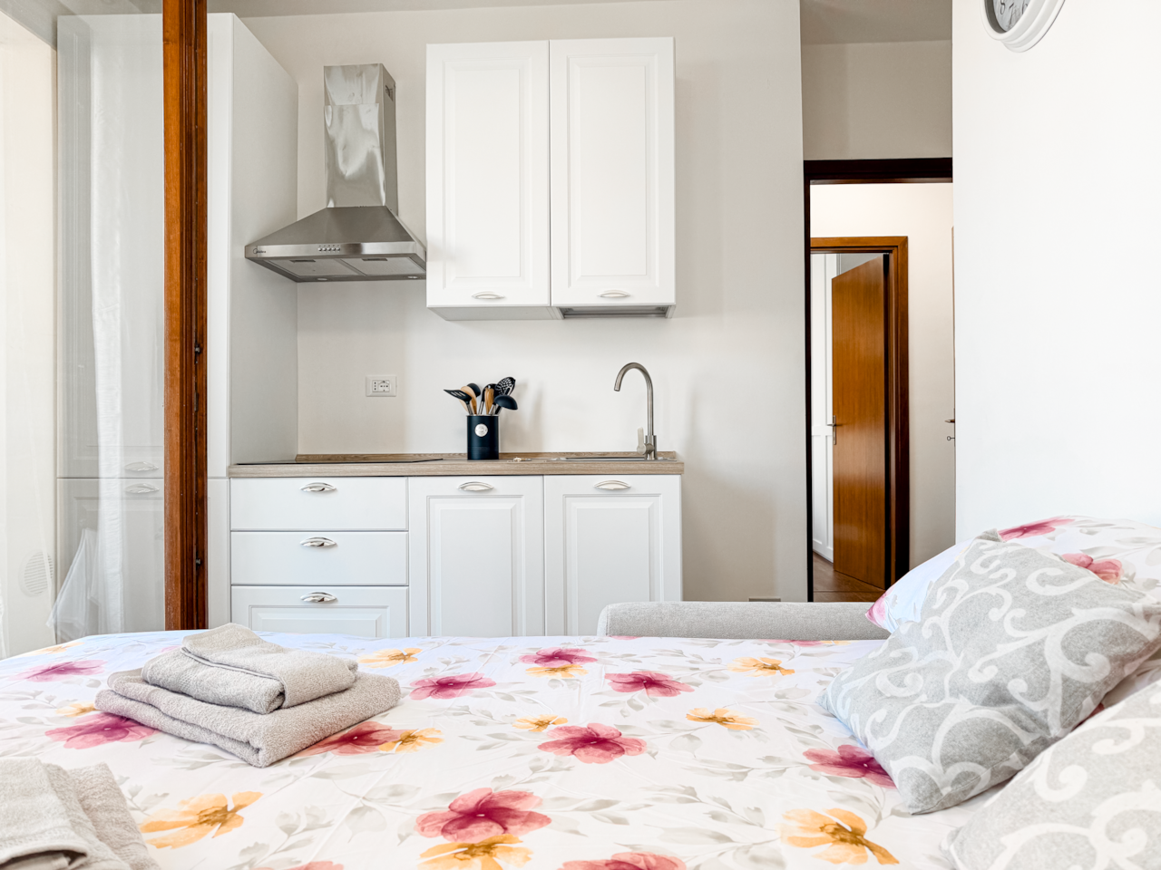 Open sofa bed in the living room with equipped kitchen, ideal for guests on Lake Garda