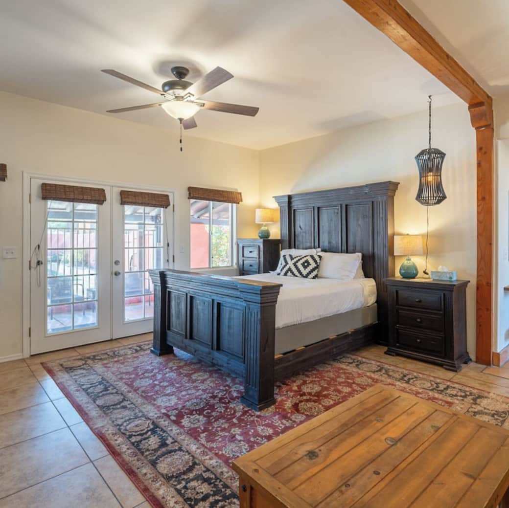 Master bedroom, queen bed