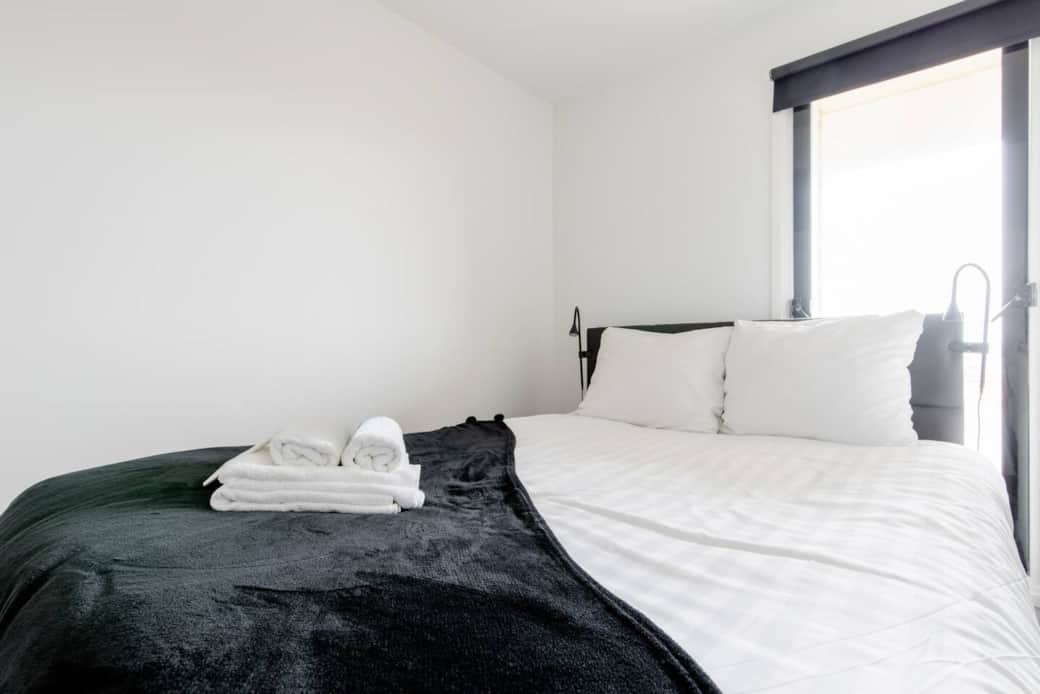 Bedroom with view on the back yarden