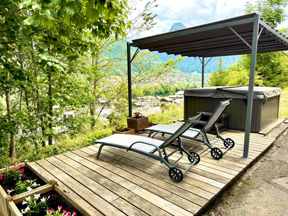 Terrasse détente : pergola, transats et spa